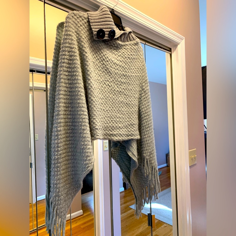Light gray knit crop poncho. Button embellish collar.